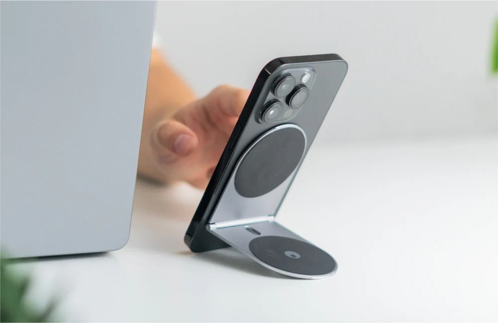 EDGE Pro Core mounts your iPhone on the MacBook lid