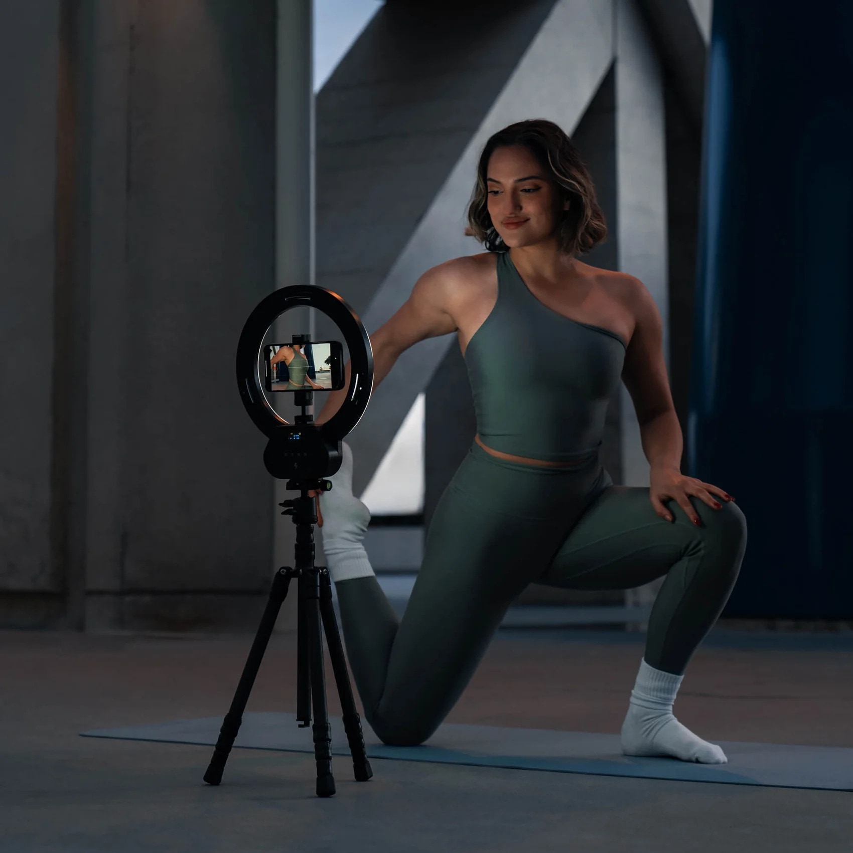 SANDMARC's wireless ring light runs four hours on a charge