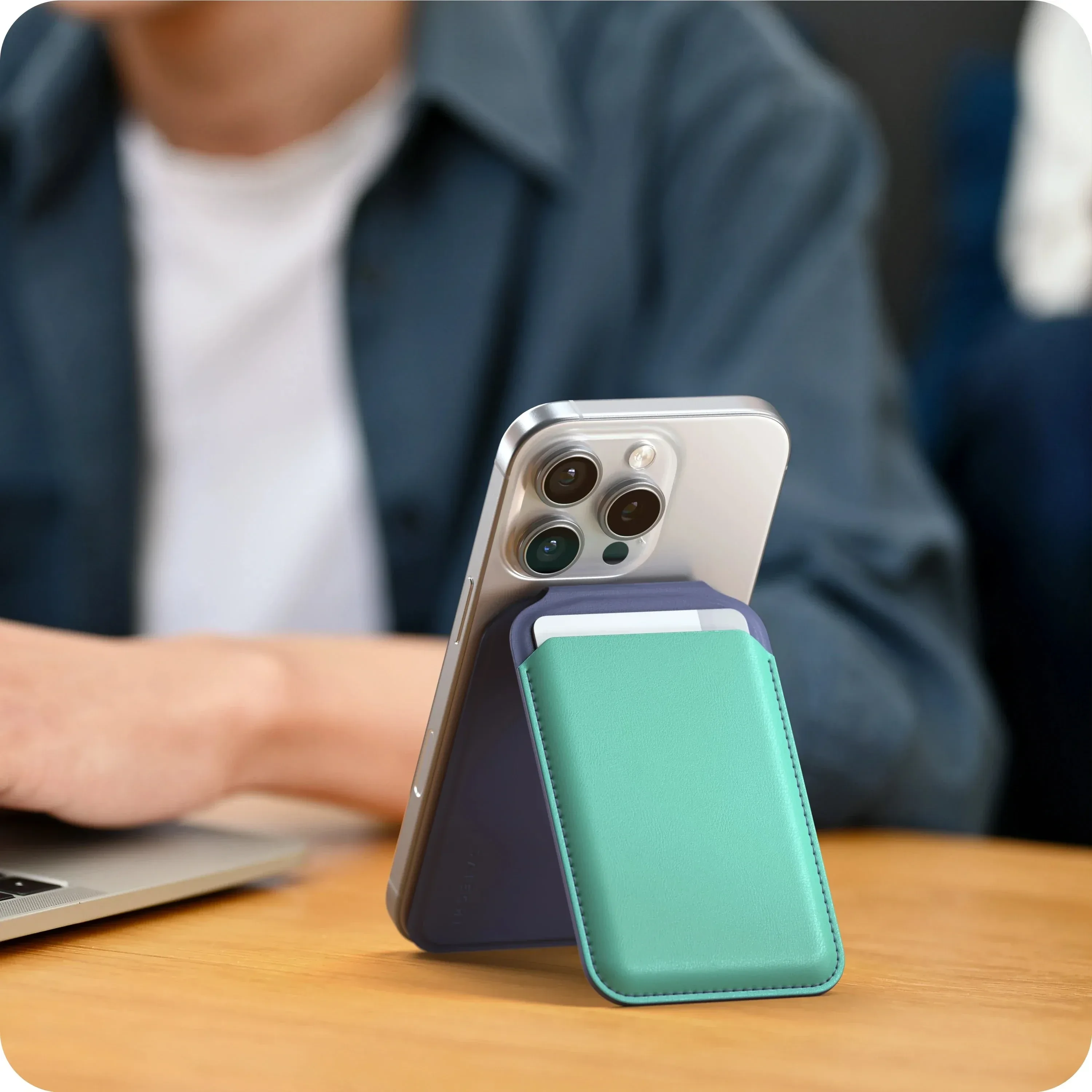 Satechi builds a kickstand into its four-card wallet