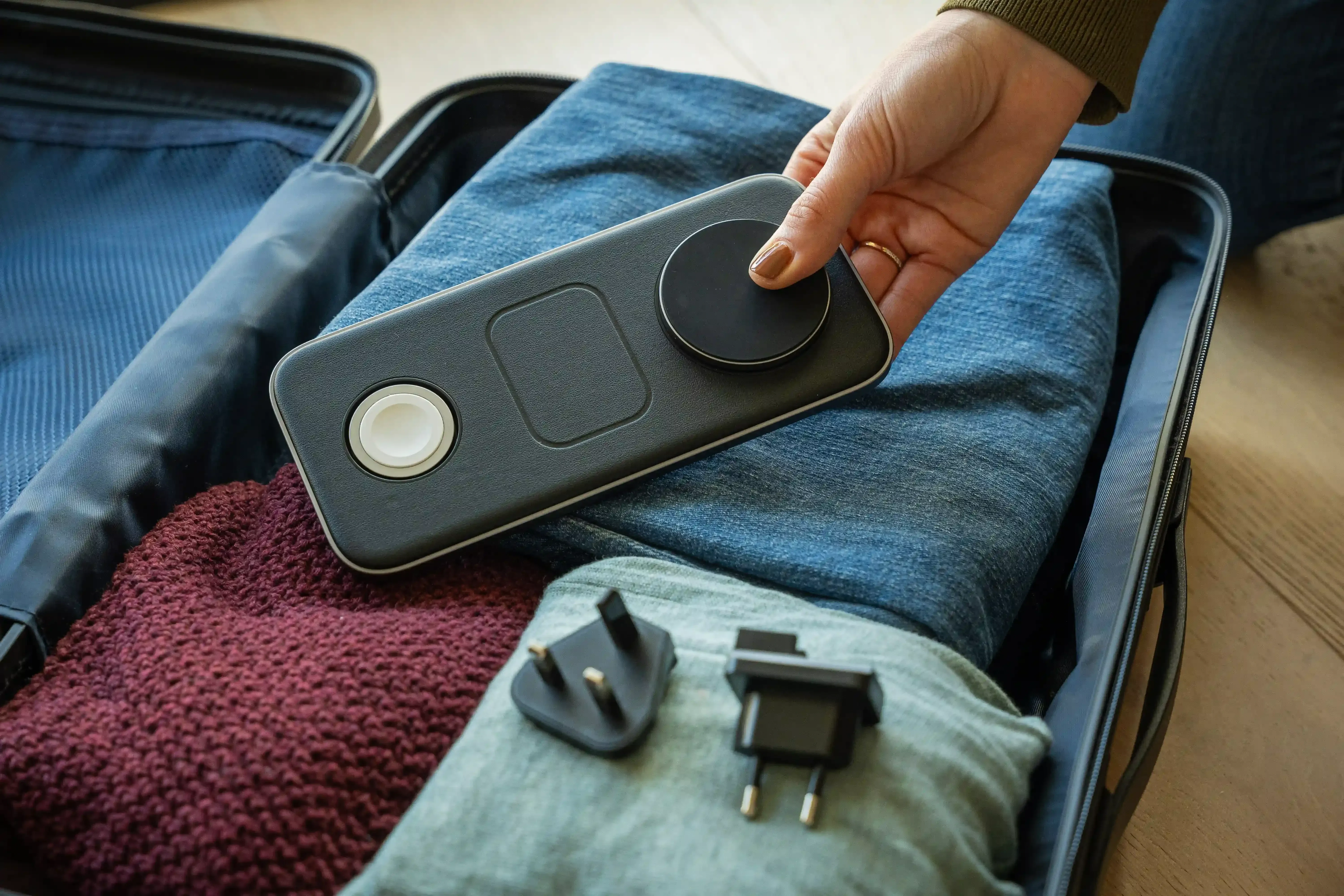 Satechi Qi2 Trio: three chargers on one aluminum slab