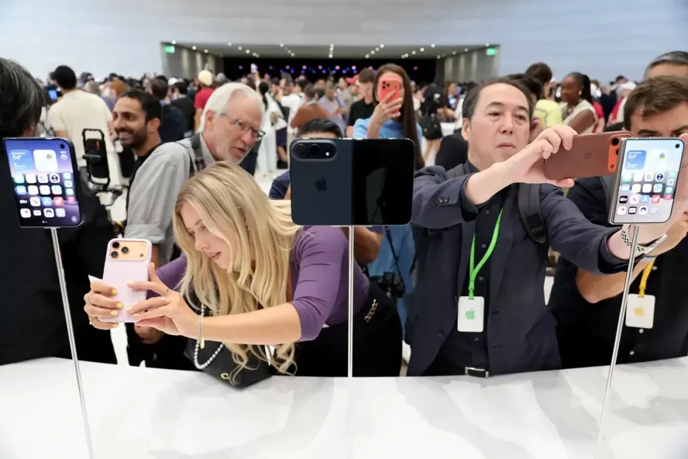 iPhone Duo: most new phones could fold within a decade