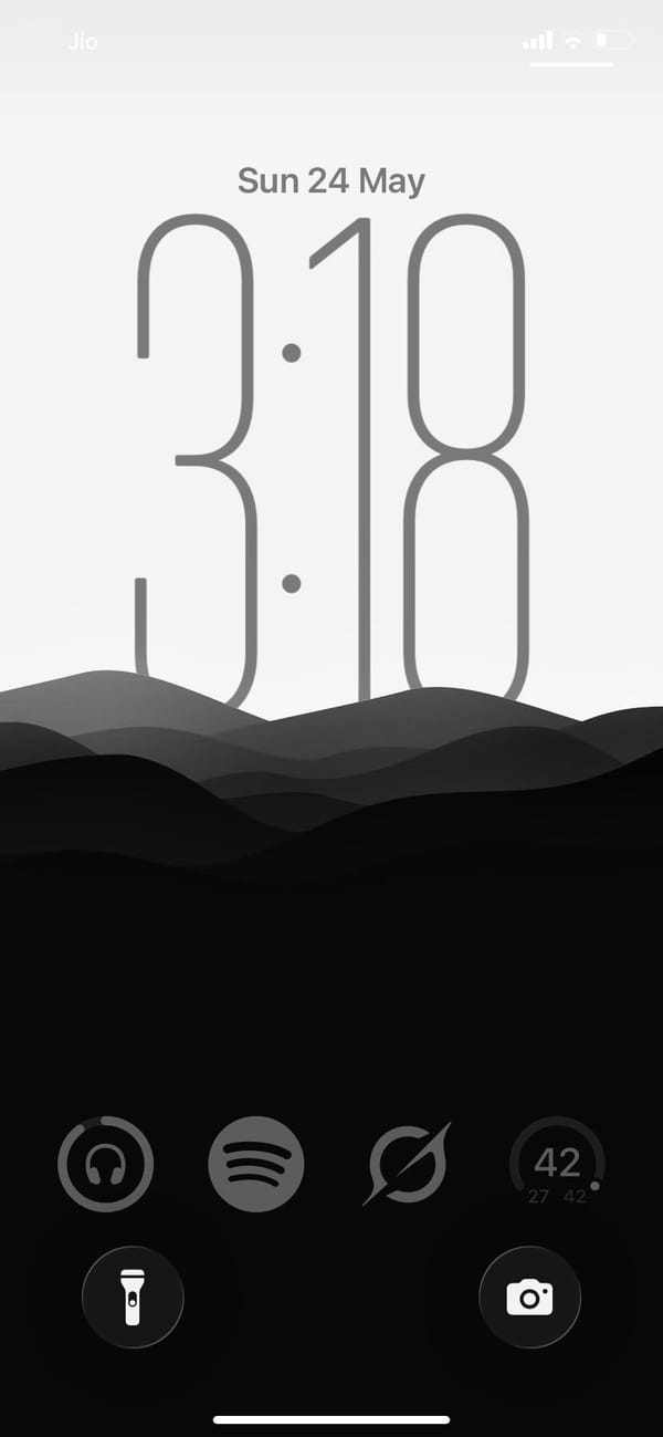 Greyscale setup, mountain lock screen, eight apps