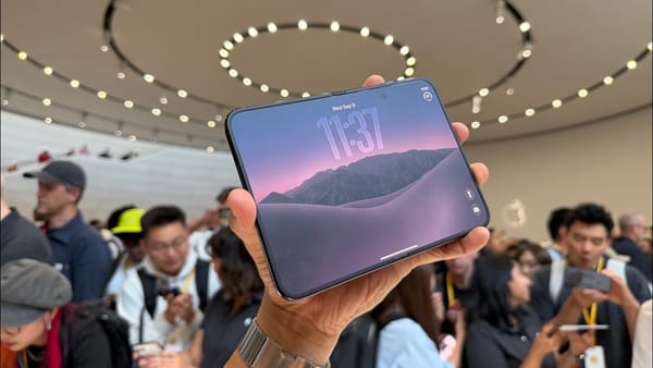 Brian Tong folds the iPhone Duo and can't find the crease